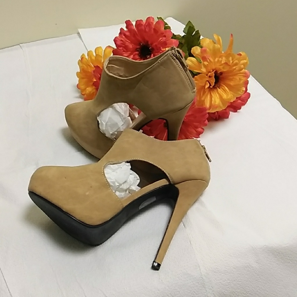 Shoes - Picture 3 of 8